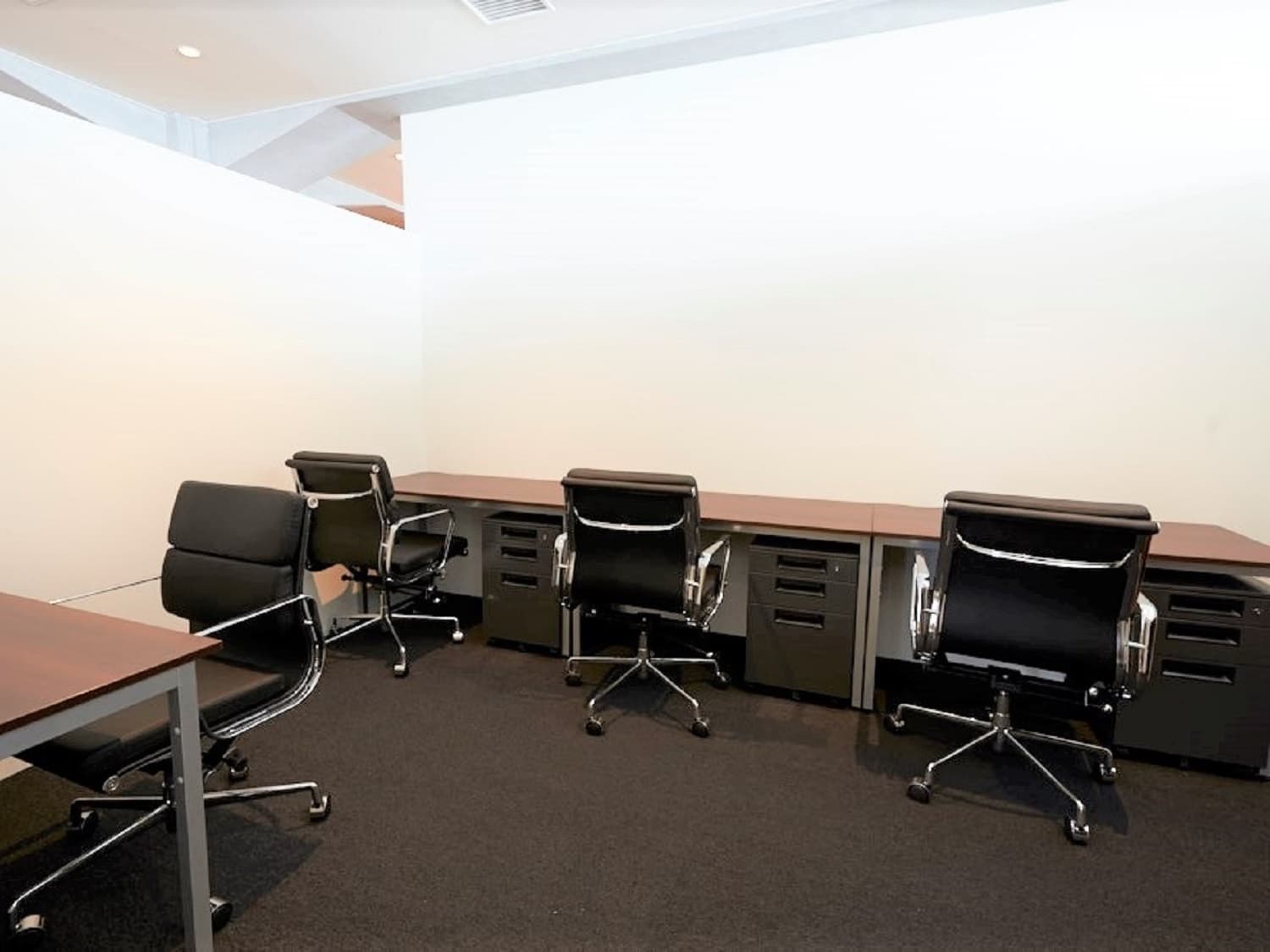 個室_Small Office。インターネット環境、オフィス家具が備え付けられており、入居後はすぐにビジネスに取り組めます。