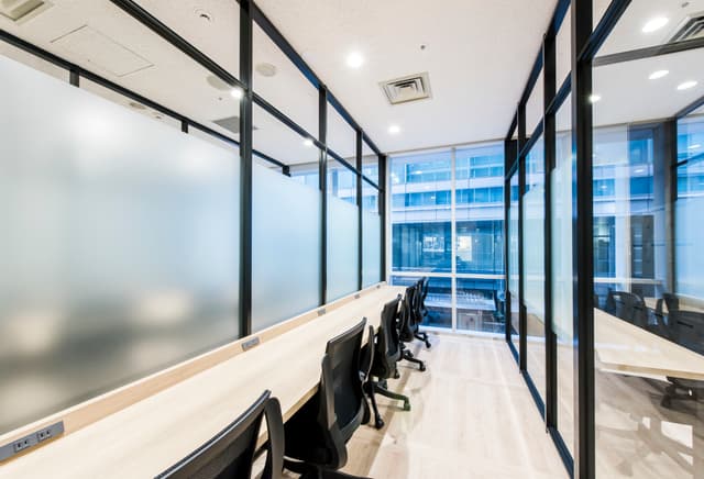 個室_オープンスペースに背中を向けて座るので視線がぶつかることがありません