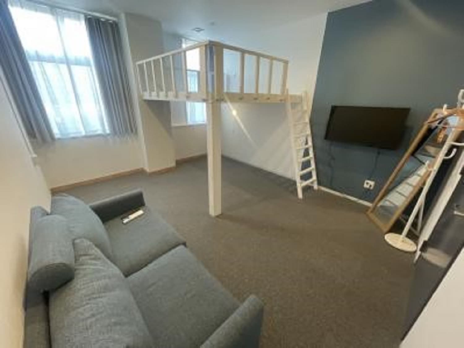 個室_3名用の個室です。シンプルなデザインが施されています。©kasegroup