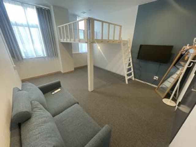 個室_3名用の個室です。シンプルなデザインが施されています。©kasegroup