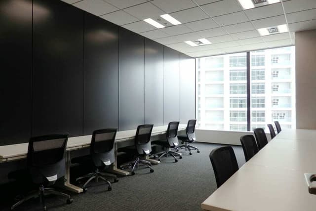 個室_什器(机・椅子)をご用意しております。人員増加等により拡張される場合も、より広いお部屋への移動が可能です。