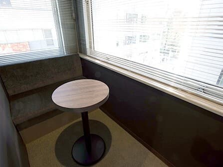 設備_TELブース。Web会議・電話などの際に利用可能なTELブースが備え付けられています。©Basis Point
