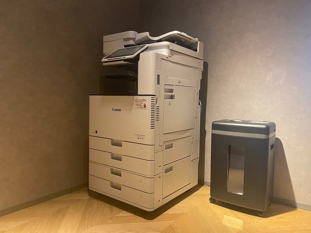 設備_複合機。白黒・2色刷りは1枚5円、カラーは1枚15円でご利用いただけます。