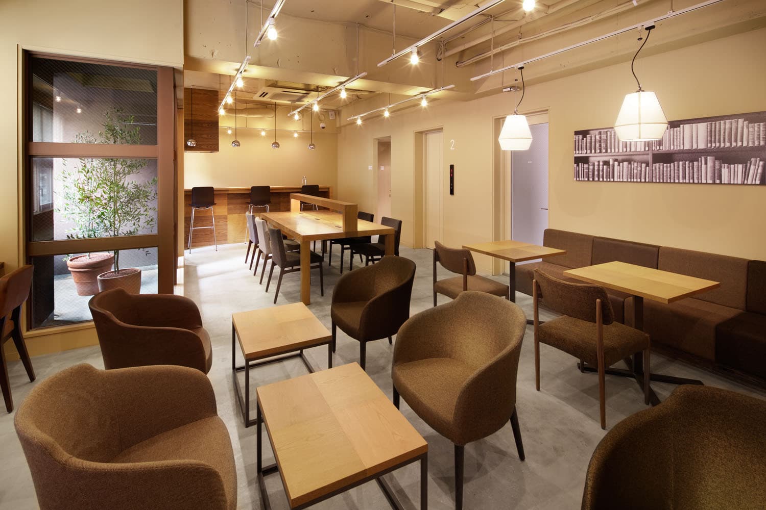 ラウンジ_キッチン付きのビジネスラウンジ。図書館以上カフェ以下の雰囲気で集中して作業していただけます。ウォーターサーバーやお茶がフリー。