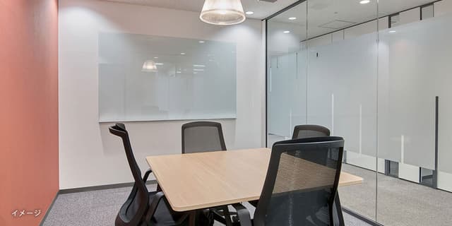共有部_会議室。会議、面接、取材、セミナーなど様々なシーンで活用できます。※画像はイメージです。©Regus