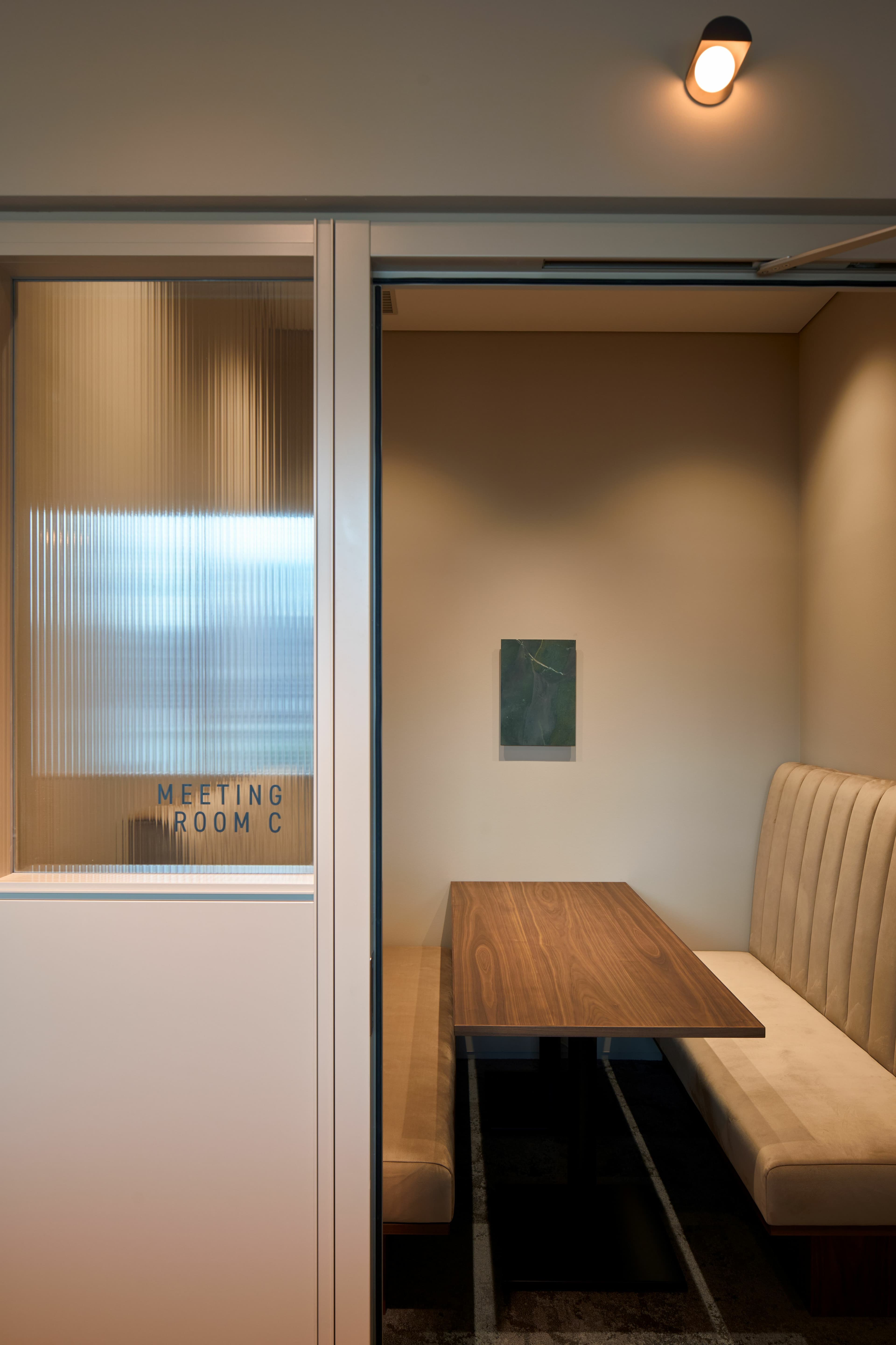 共有部_ミーティングルーム。外部からお客様を招いての商談の際にも利用できます。