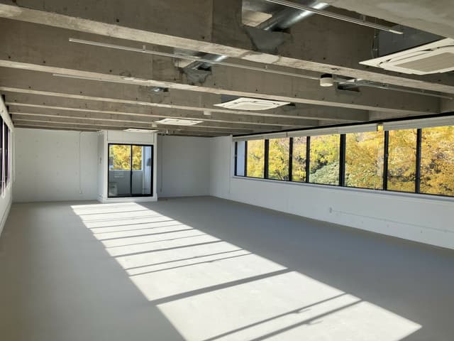 専有部_個室。新宿御苑の緑が眼前に広がる三面採光の1フロアオフィスです。