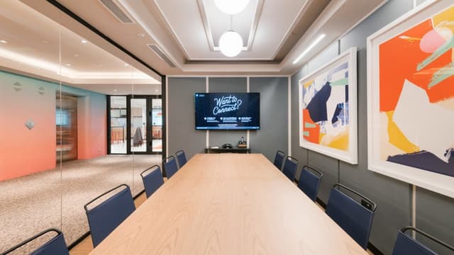 共用部_会議室。様々な人数に対応した会議室が用意されています。©WeWork※写真はイメージです。