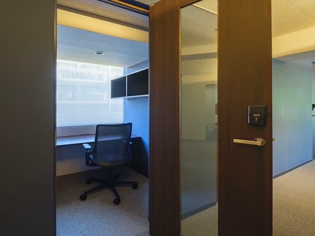 個室_Bタイプ。窓付きの個室となっており、収納スペースも確保されています。