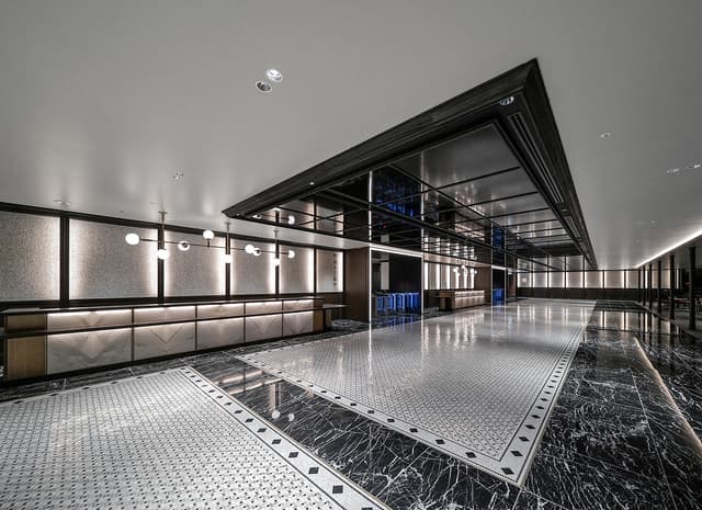 オフィスエントランス。季節の花が彩るガーデンと風格ある建物入口を抜けると、オフィスエントランスがあります。