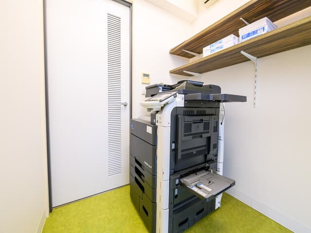 設備_複合機。複合機はビルの5階に設置してあります。