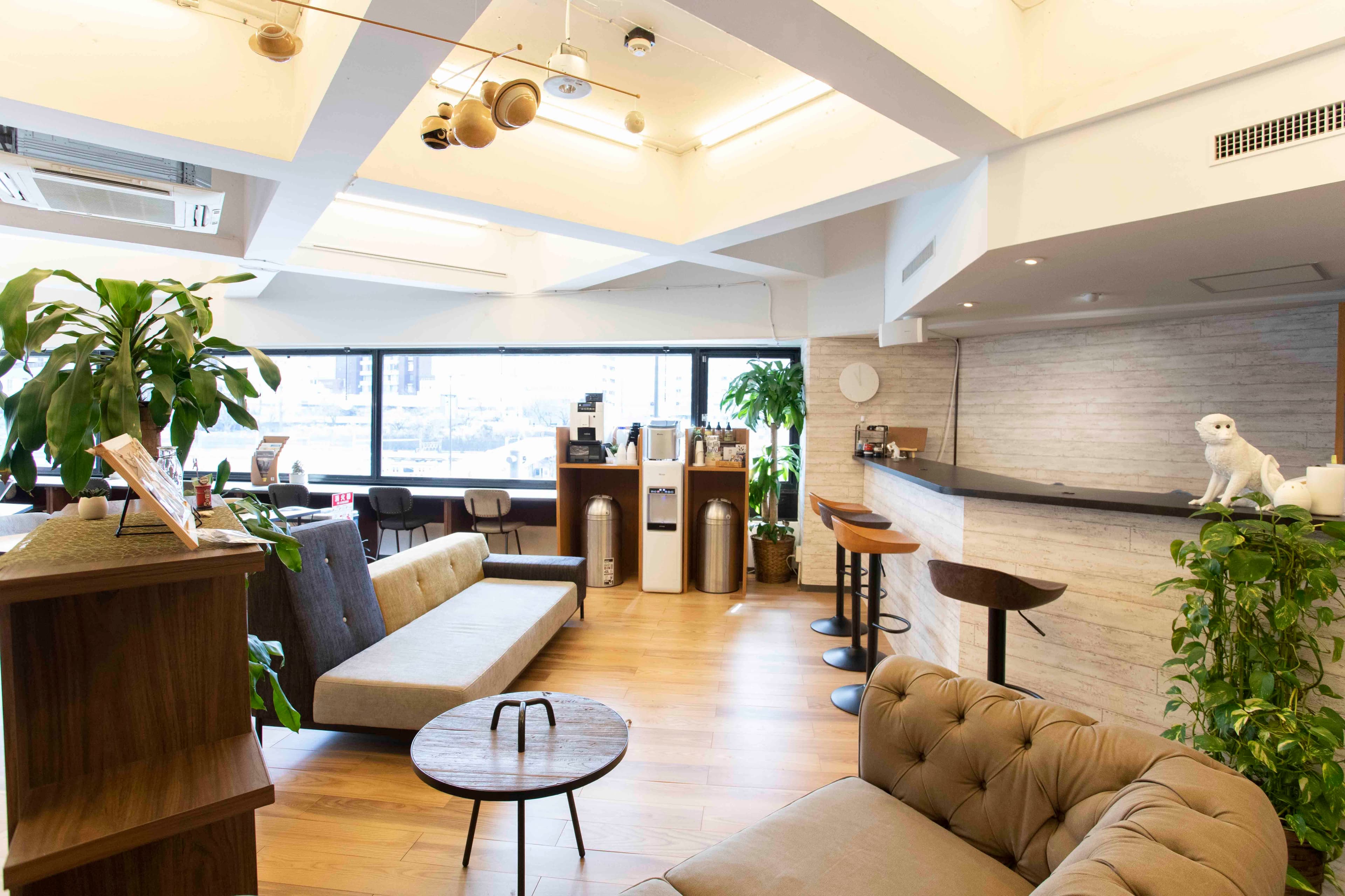 カフェスペース_リフレッシュに最適な開放的なワークスペースです