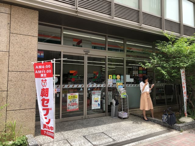 近隣のコンビニ_セブンイレブン築地日刊スポーツ本社店(徒歩1分)