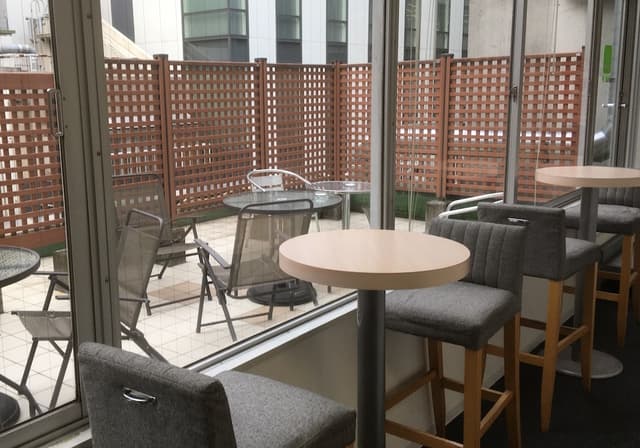 喫煙所_バルコニーも併設しているので、休憩などの際ご利用いただけます。