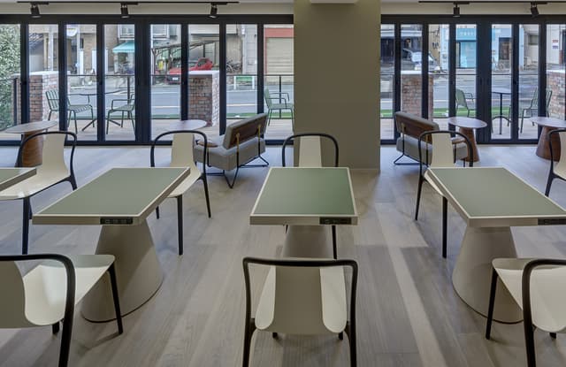 全面ガラス窓で明るい陽射しが差し込みます。