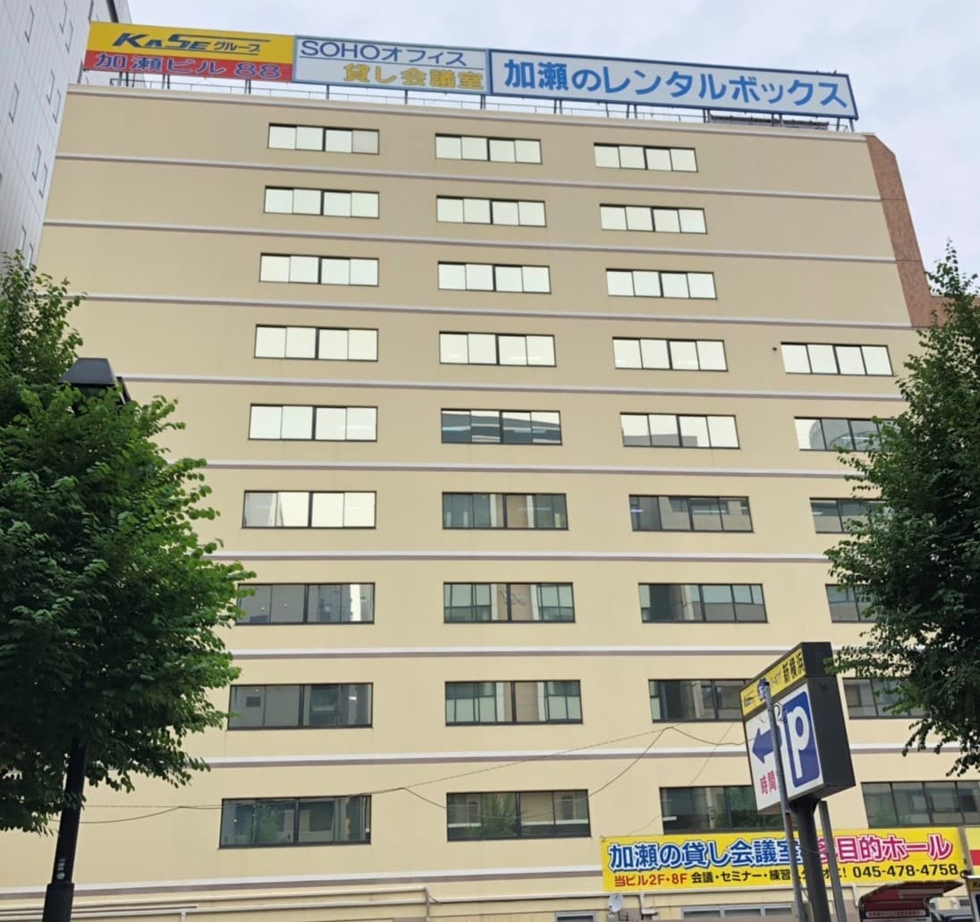 外観_黄色い看板が目を引く、大きな建物です。