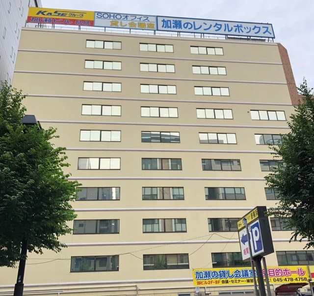 外観_黄色い看板が目を引く、大きな建物です。