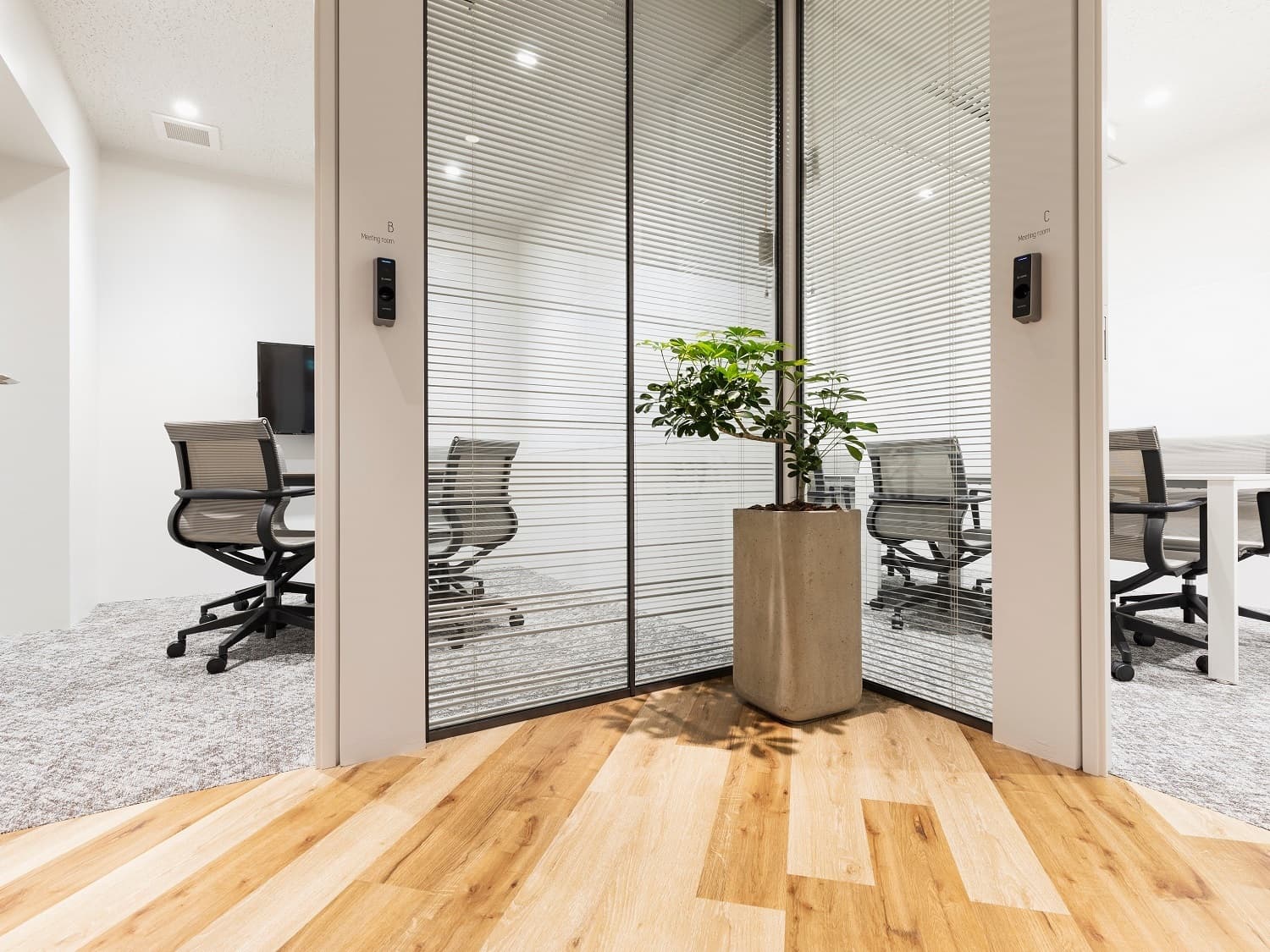 共用部_会議室。モニター完備の会議室が設けられています。