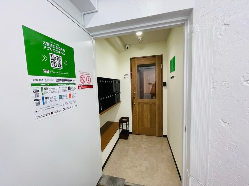 外観_エントランス。ポストが設置されています。