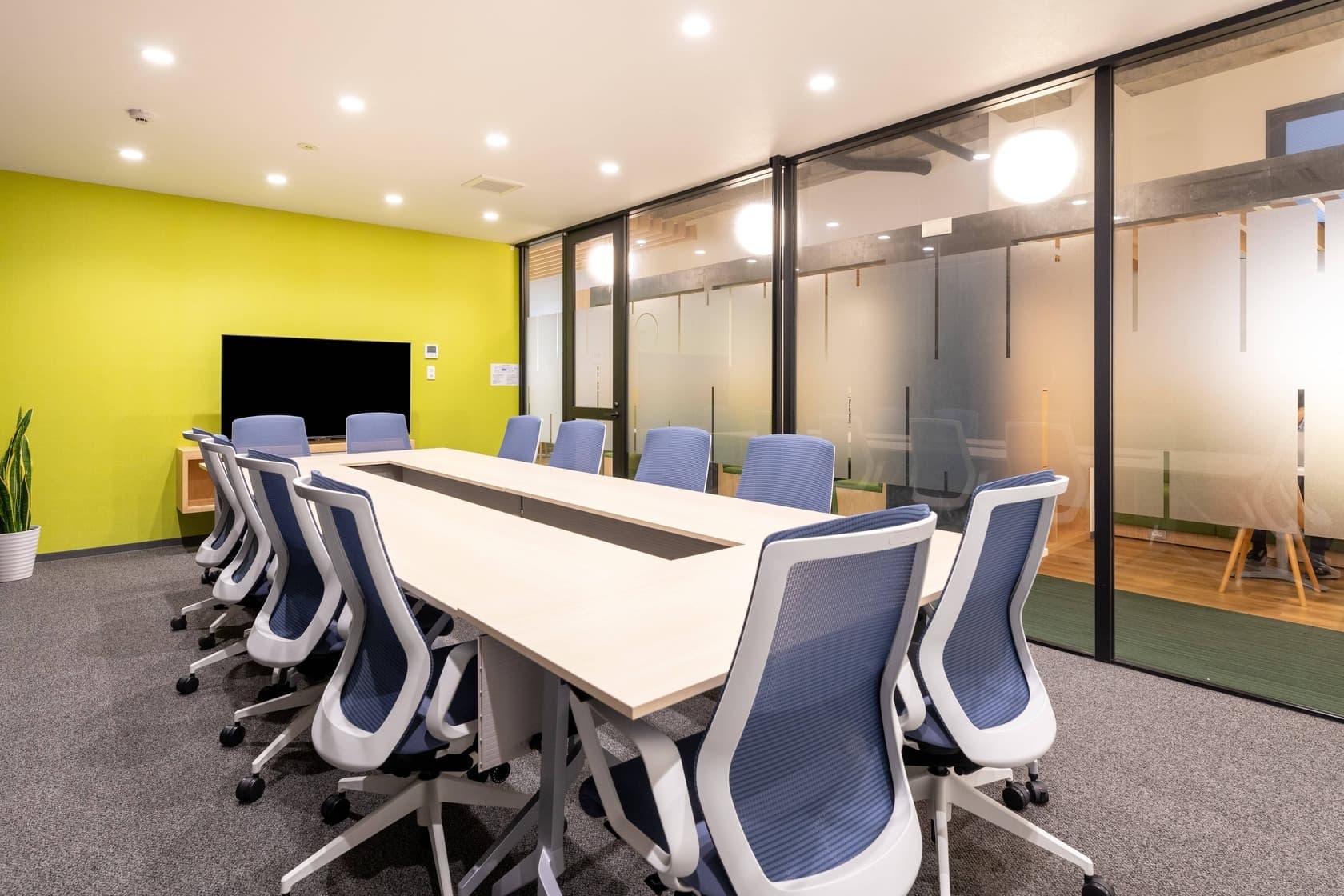 Regus_Miyazaki_Tachibanadori_Large_meeting_room_without_people-min