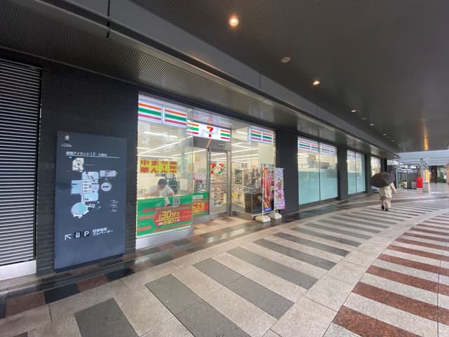 近隣のコンビニ_セブンイレブン 新宿アイランドタワー店 (徒歩3分)