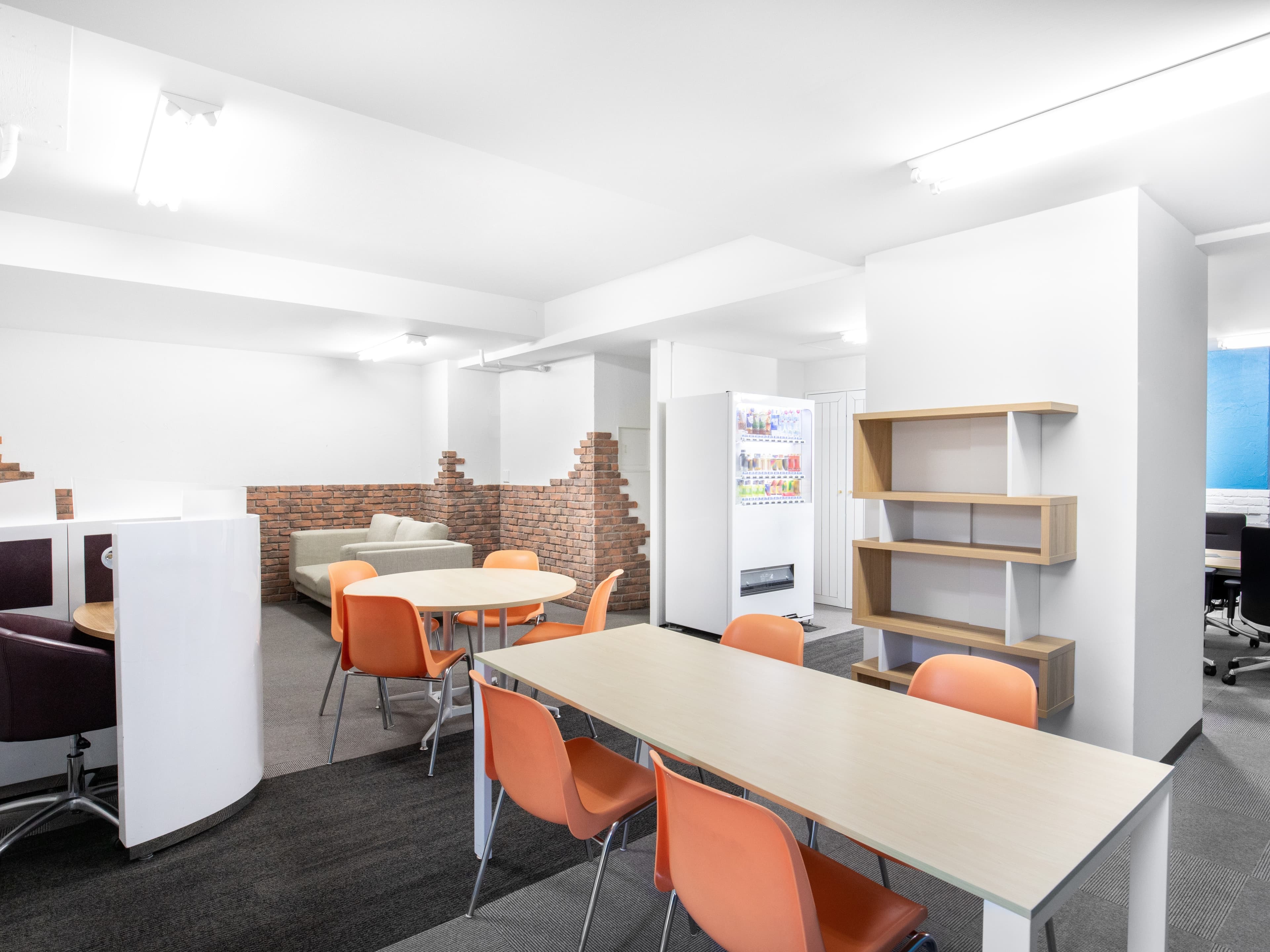 共用部_ビジネスラウンジ。作業や休憩、ちょっとした打ち合わせの際に便利なラウンジです。