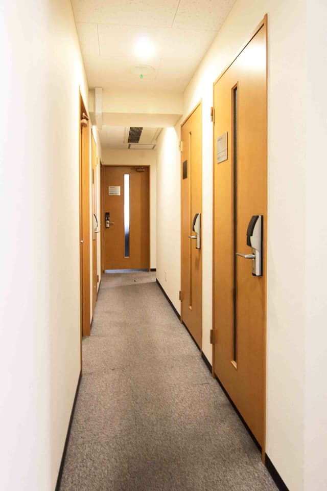 共用部_廊下。各部屋カードキーで施錠可能です。