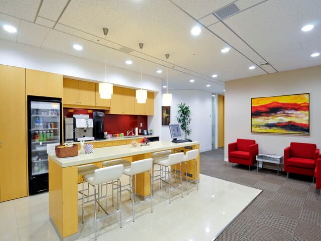共用部_ビジネスラウンジ。カフェのような場所での作業では、普段とは違う刺激を得られるでしょう。