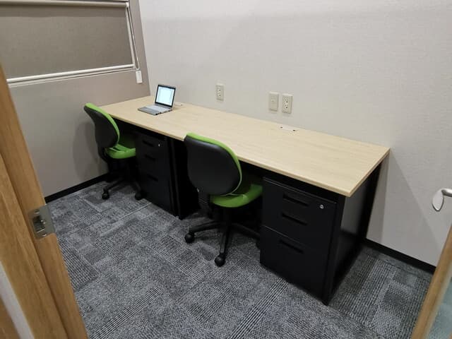 個室_欄間オープン仕様の個室が利用できます。