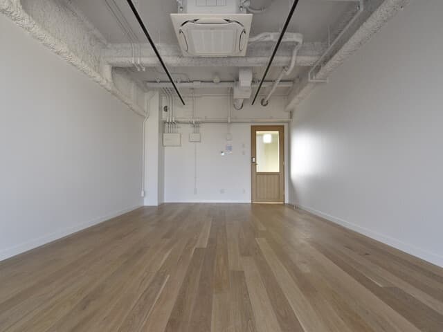 個室_駅直結のオフィスのため、通勤の負担も軽減できます。