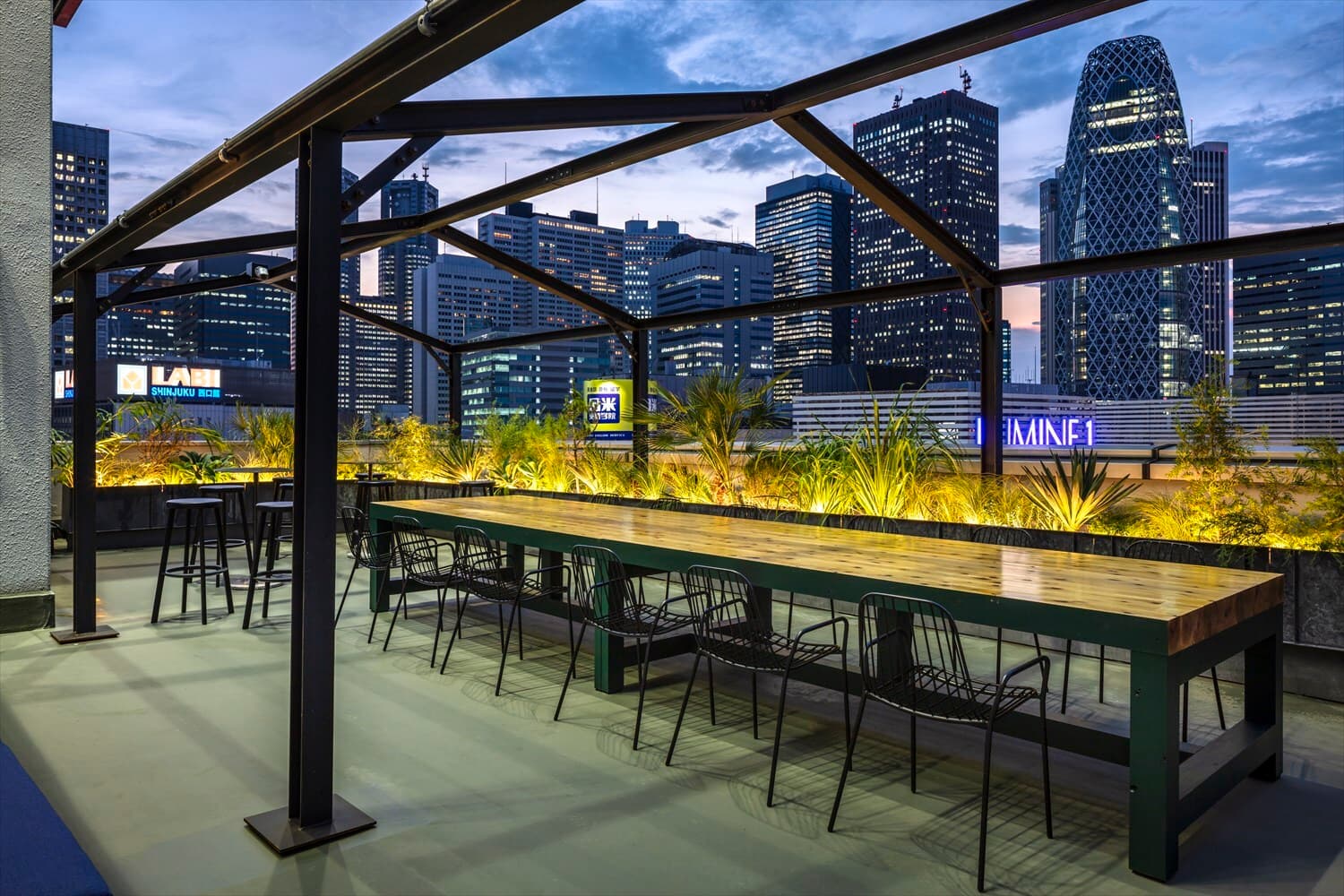 ルーフトップ_夜にはライトアップされた植栽と新宿の夜景が疲れを癒します。