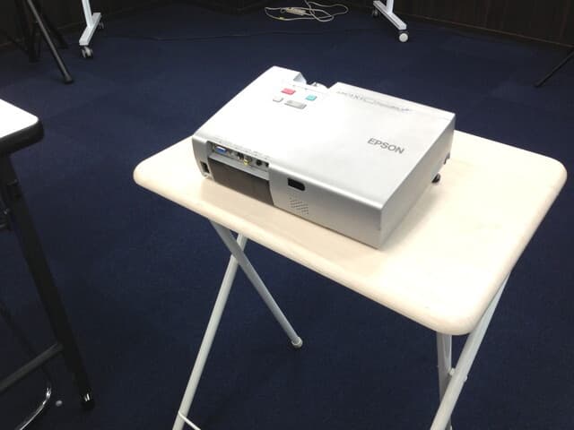 設備_プロジェクター。8階にある大会議室にはプロジェクターが準備されています。