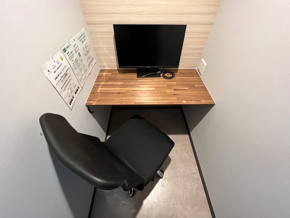 専有部_個室。家具・モニター付き