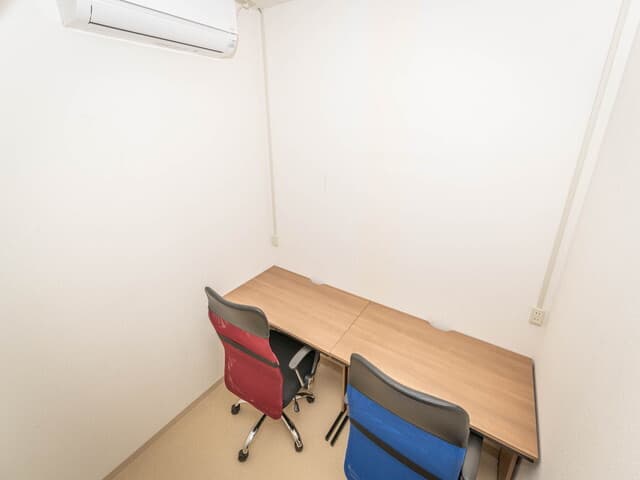 個室_シンプルな内装の個室なので業務だけに集中することが出来ます。
