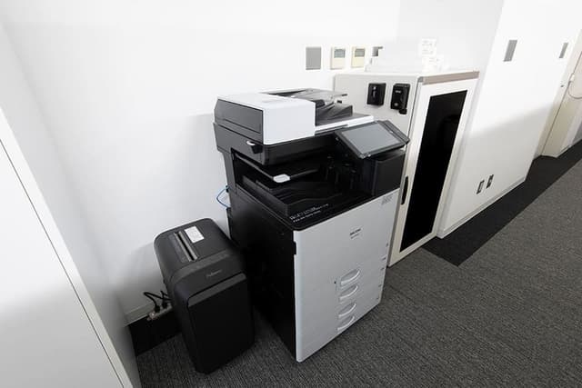 その他_複合機。白黒11円/カラー44円で利用できます。