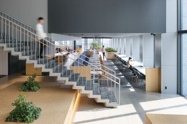 _外観_10階レセプションホール。営業時間内は受付にスタッフが常駐しています。