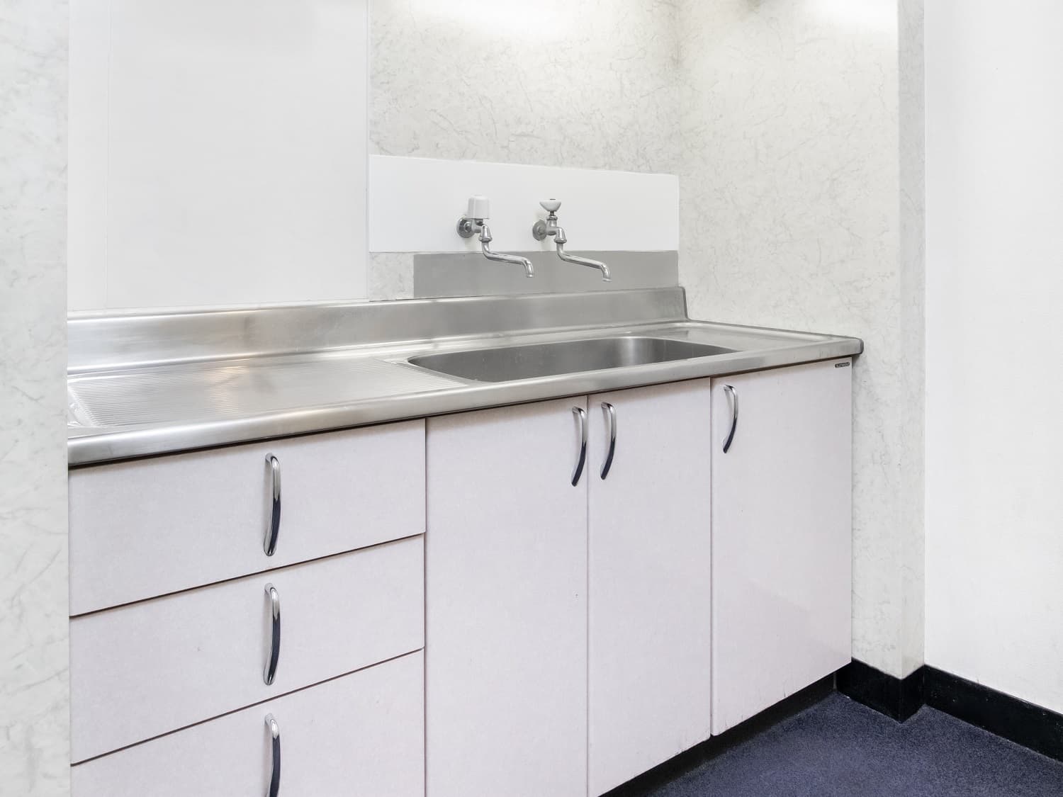 設備_給湯室。休憩などの際に便利な給湯室もご利用いただけます。