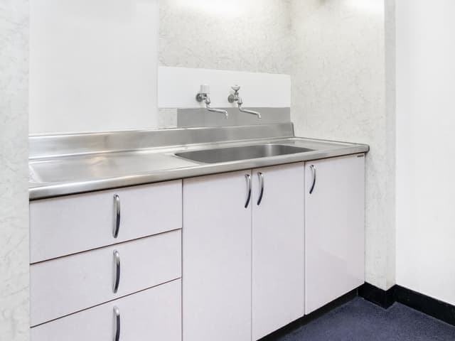 設備_給湯室。休憩などの際に便利な給湯室もご利用いただけます。