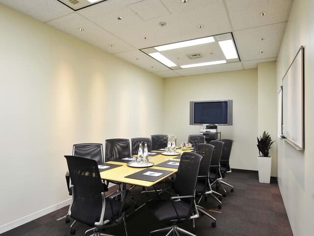 共用部_会議室。東京メトロ日比谷線の神谷町駅から直結しているオフィスですので、会議や打ち合わせなどで外部のお客様をお呼びする際も安心です。