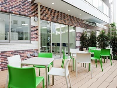 共用部_屋外にテラス席があるため、天気の良い日は外でゆっくり過ごせます。