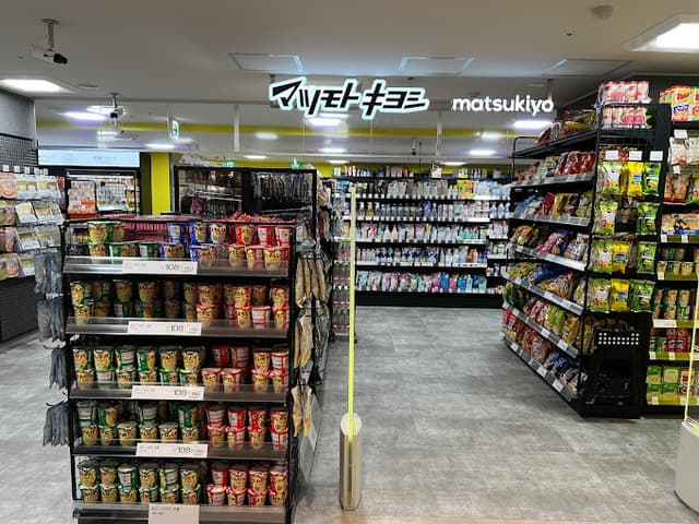 近隣のドラッグストア_マツモトキヨシ ミーナ天神店(ビル内)