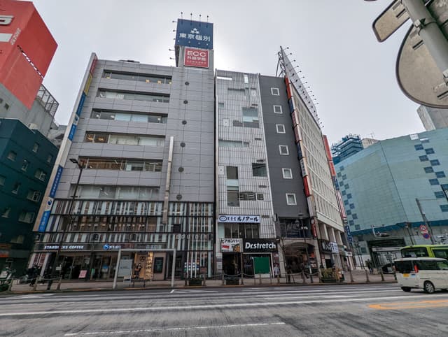 外観_ビル外観。飲食店なども入るビルの4階にオフィスがあります。