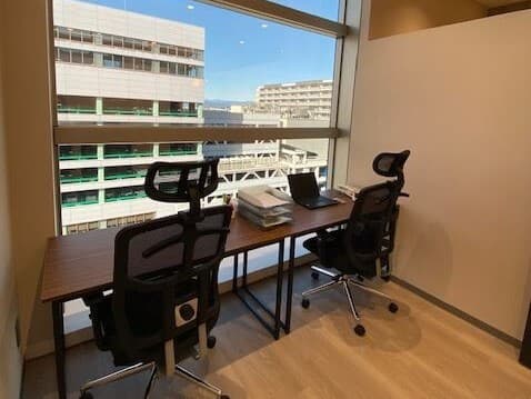 個室_レンタルオフィス。デスクなどのオフィス家具やインターネット環境は備え付けです。
