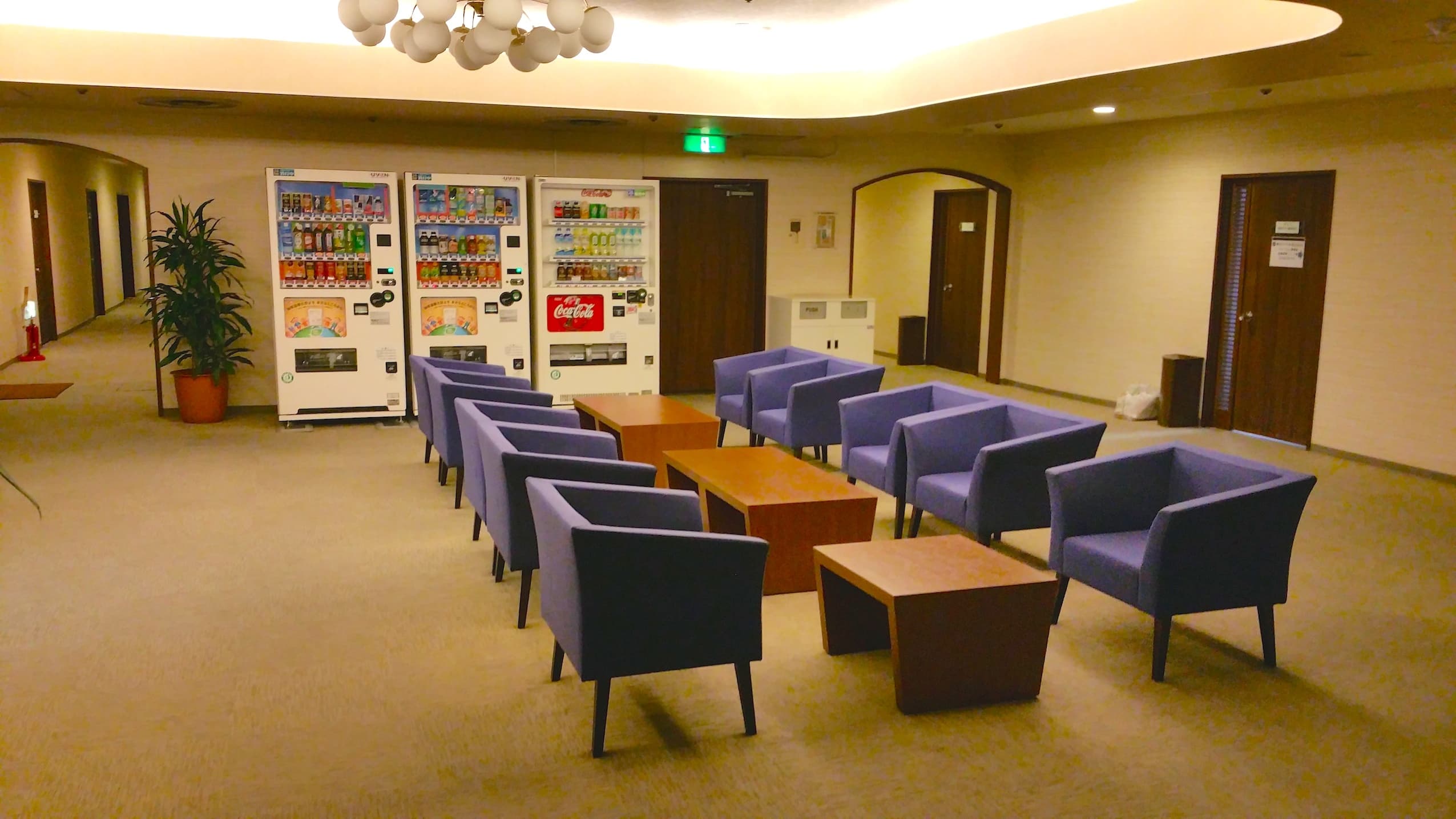 ラウンジ_のびのびとご利用いただけるラウンジの広さは260㎡!様々なタイプの席をご用意しています
