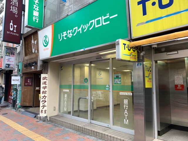 近隣の銀行_りそなクイックロビー新宿大ガード西出張所(徒歩7分)