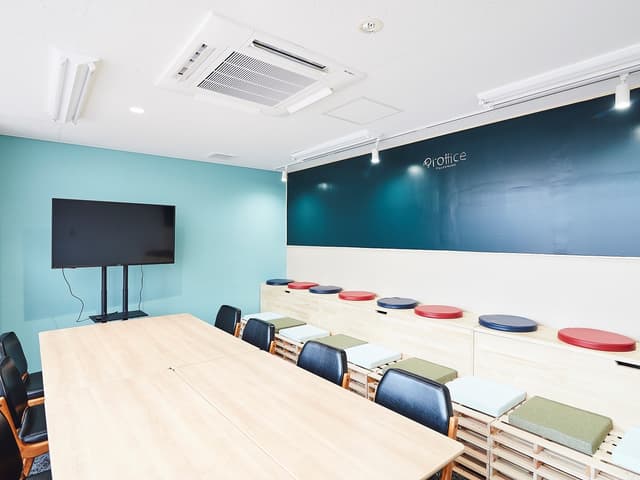 共用部_会議室。最大15名まで利用可能です。