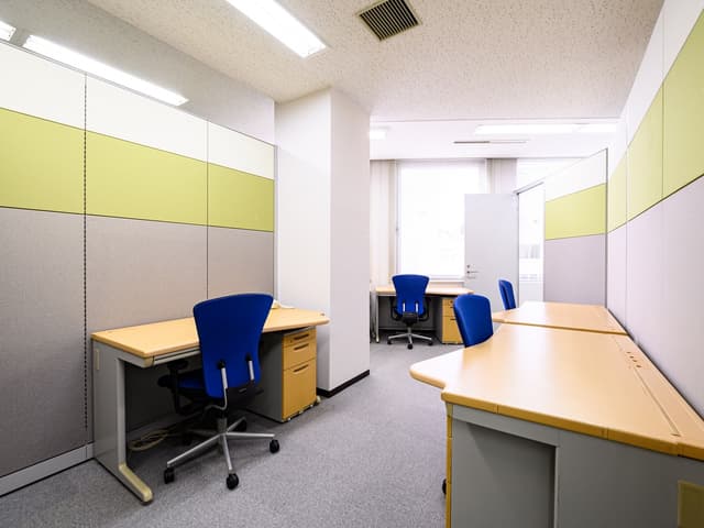 個室_シンプルなデザインとなっており、落ち着いた雰囲気の個室です。