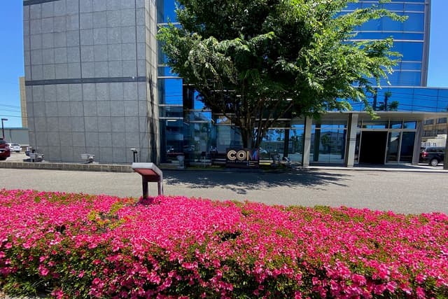 外観_オフィスビルの前にはつつじの植え込みがございます。