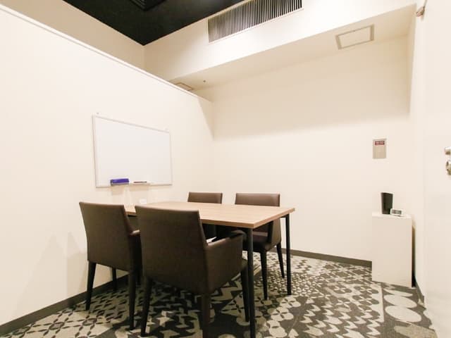 共用部_会議室。30分単位でご利用可能な会議室を2室ご用意しています。