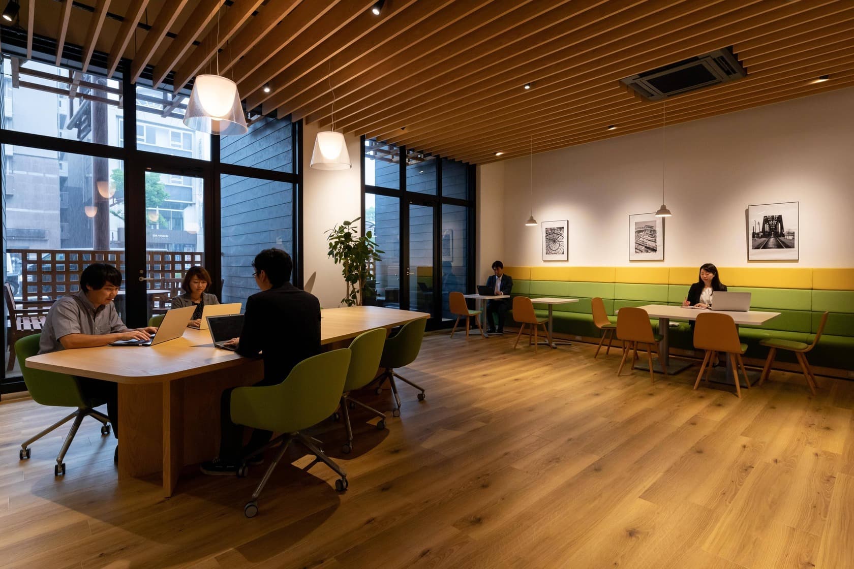 Regus_Miyazaki_Tachibanadori_Business_lounge_with_people1-min